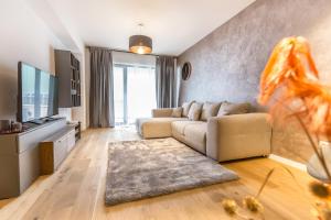 5th floor apartment (Balcony with mountain view, A/C) room in Cosmopolit Booking