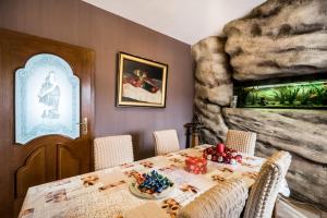 Three-Bedroom Villa room in Kertvárosi Családi Ház