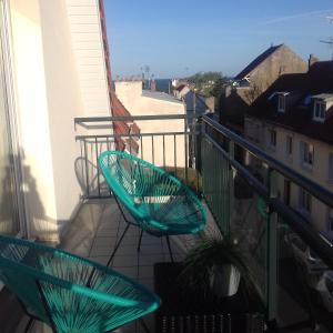 Balcon avec vue panoramique de la mer, le village et la campagne - parking privé