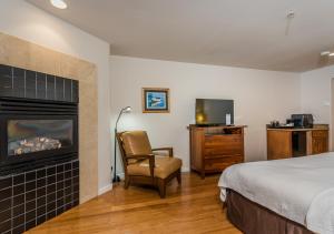 Queen Room with Two Queen Beds room in Little Sur Inn