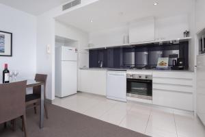 Holiday Holiday Circle On Cavill Apartments