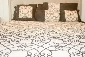 2 BEDROOM / 1 BATH ONLY 5 MINUTES AWAY FROM BANK OF HAWAII - 与那