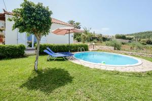 Chill and Relax in a Home with Pool near the Beach