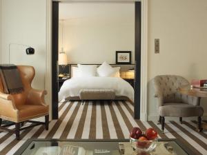Deluxe Suite room in Rosewood London