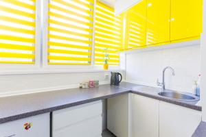 Комфортні мині-апартаменти студіо на Юлії Здановської