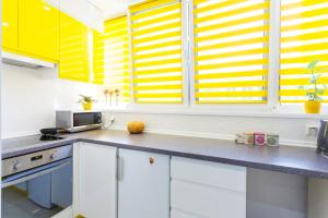 Комфортні мині-апартаменти студіо на Юлії Здановської