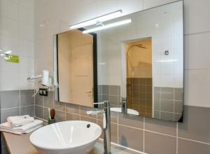 Hotels Logis Hotel Emeraude des Bois : photos des chambres