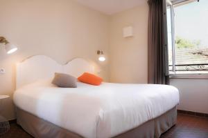 Hotels Hotel La Bienvenue : Chambre - Vue sur Village