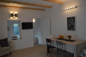 Kućica [kȕtɕitsa] - small house with free parking 
