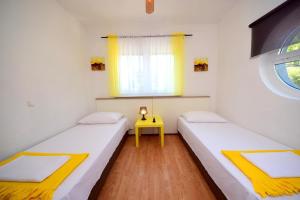 Two-Bedroom Apartment with Terrace and Sea View room in Apartments by the sea Slatine Ciovo - 15311