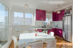 Fucshia dreams, brand new penthouse for 8 