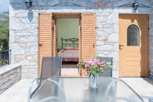 Seaside Serenity - Stylish Seaview Home