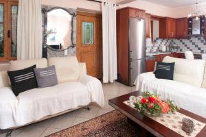 Seaside Serenity - Stylish Seaview Home