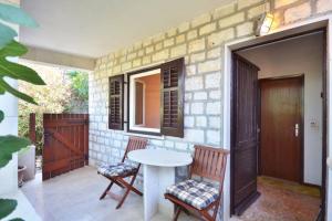 Big apartment Povlja-20 meters from sea