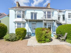 Cozy Apartment in Saundersfoot with Private Parking