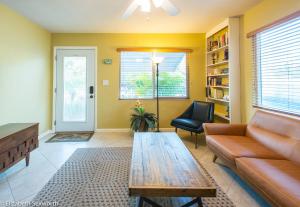 Three-Bedroom House room in 3 Bedroom - Dolphin House Split Floor Plan Pets Waterfront District