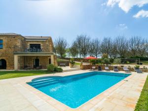 Maisons de vacances Serene Holiday Home in Mazeyrolles with Swimming Pool : photos des chambres