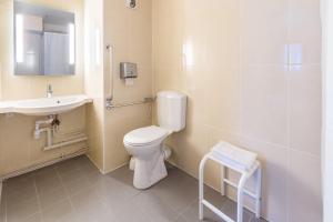 Hotels B&B HOTEL Villeneuve Loubet Plage : photos des chambres