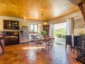 Maisons de vacances Serene Holiday Home in Mazeyrolles with Swimming Pool : photos des chambres