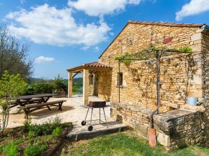 Maisons de vacances Serene Holiday Home in Mazeyrolles with Swimming Pool : photos des chambres