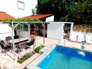 Villa Valenta-Klis near Split, heated pool & view