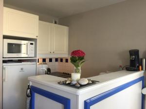 Appartements VACANCES A L OCEAN - GRAND T4 VUE MER GRAND BALCON tout confort - WIFI ET PARKING GRATUITS - MER PLAGE PISCINE a environ 25 m - Centre ville, tous commerces, marche, et port a 10 minutes a pied en longeant la mer : photos des chambres