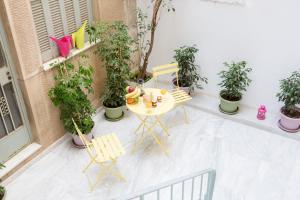 Grandmas Chic & Bright Athenian home with a Patio