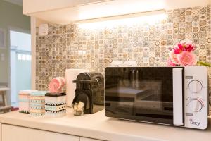 Grandmas Chic & Bright Athenian home with a Patio