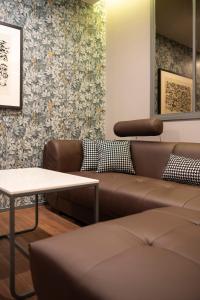 Brown-Dot Hotel Gupo