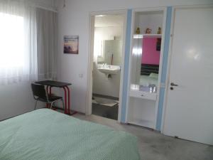 Double room with ensuite bathroom at Datacom building