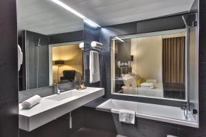 Suite with Balcony - River View room in Delfim Douro Hotel