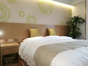 GreenTree Inn Shanghai Jingan District Qipu Road Tiantong Road Subway Station Express Hotel