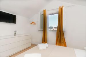 Apartments and Rooms Stone House