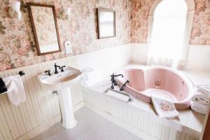 Deluxe King Suite room in Round Barn Farm B & B Event Center