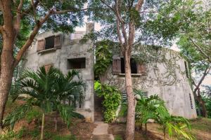 Hix Island House