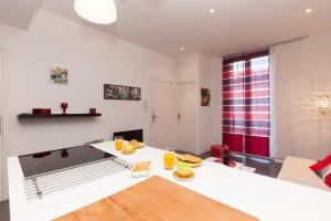 Manhattan 2 pièces 3 étoiles lumineux plein centre à 5mn des plages et palais