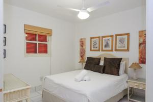 Skiathos 8 - FAMILY ONLY - Max 6 adults and 2 children