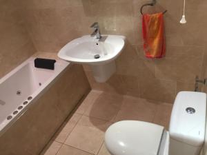 Deluxe Double Room with Bath room in Retreat at The Knowe Auchincruive Estate