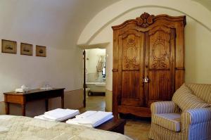 Zimmer mit Kingsize-Bett und Balkon