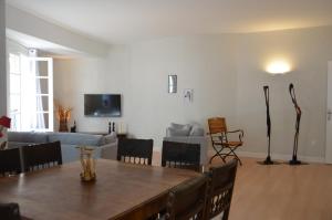 face au Palais des Papes