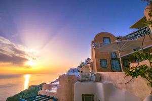 Kastro Oia Houses Santorini Greece