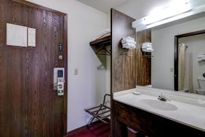Double Room with Two Double Beds - Non-Smoking room in Bloomer Inn & Suites