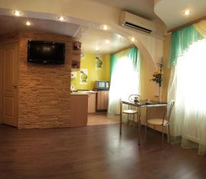 Квартира на проспекте Александра Поля с ромашками (Apartment on the Oleksandra Polia avenue with chamomiles)