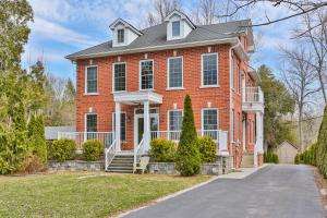 Classy Homestyle Cottage (Lake Simcoe)