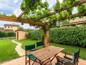 Maisons de vacances Colourful Holiday Home in Noves with Swimming Pool : photos des chambres