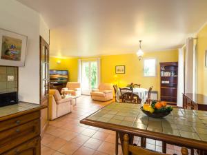 Maisons de vacances Colourful Holiday Home in Noves with Swimming Pool : photos des chambres