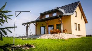 Dom w Głuszynie z linią brzegową