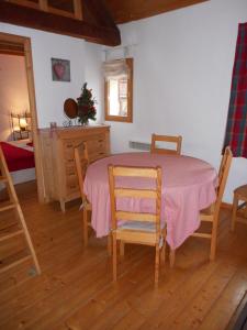 Maisons de vacances Ferme Noemie (Bourg d'Oisans) : Appartement 2 Chambres