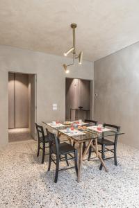 Exquisite pied-à-terre with balcony