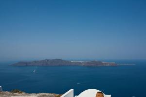 Junior Suite with Outdoor Hot Tub and Caldera View